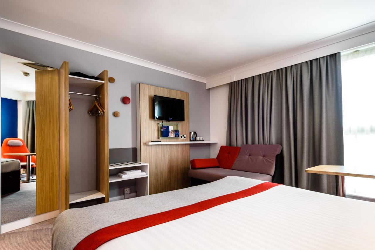 Holiday Inn Express London Stansted Airport By Ihg Stansted Mountfitchet Buitenkant foto