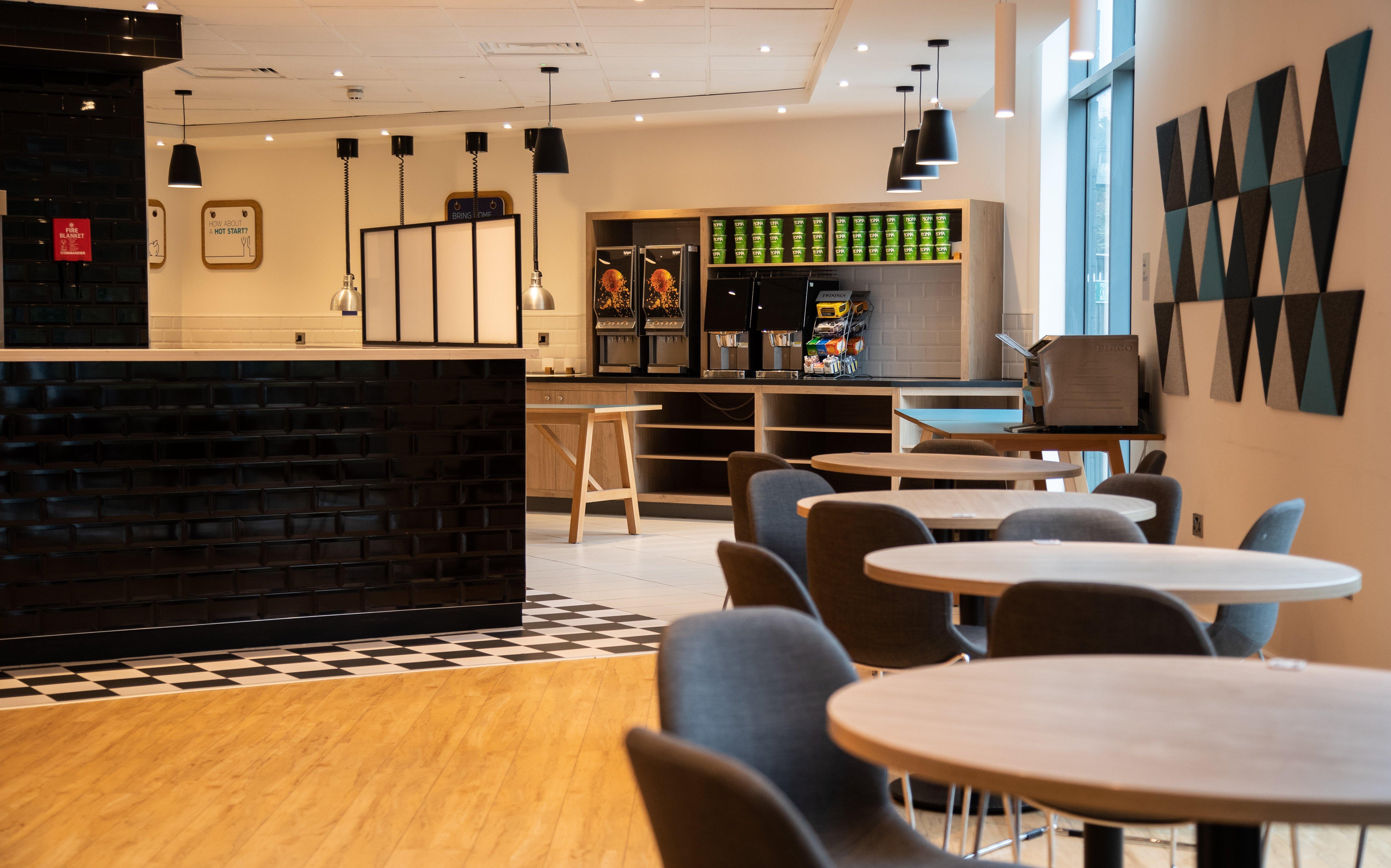 Holiday Inn Express London Stansted Airport By Ihg Stansted Mountfitchet Buitenkant foto