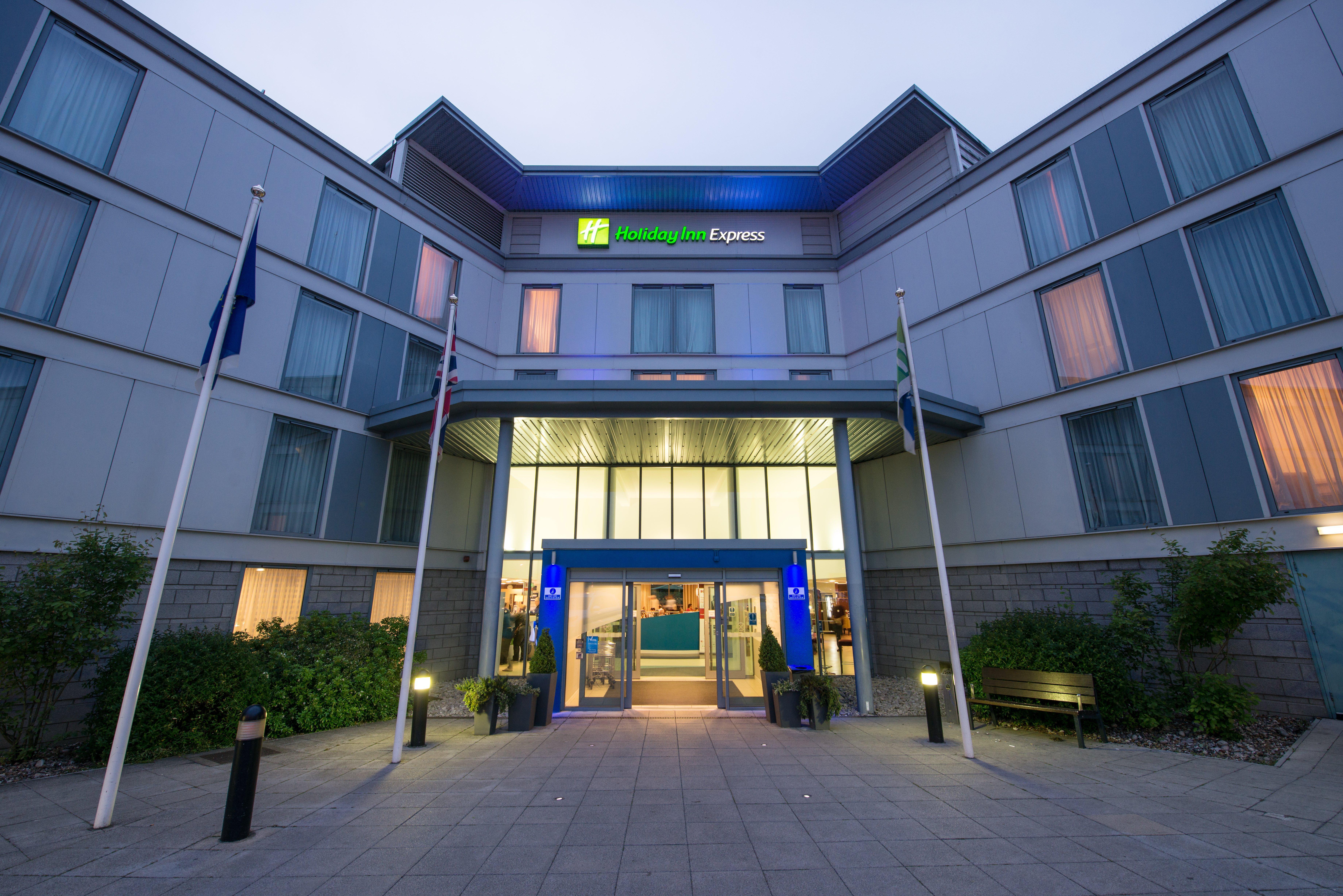 Holiday Inn Express London Stansted Airport By Ihg Stansted Mountfitchet Buitenkant foto