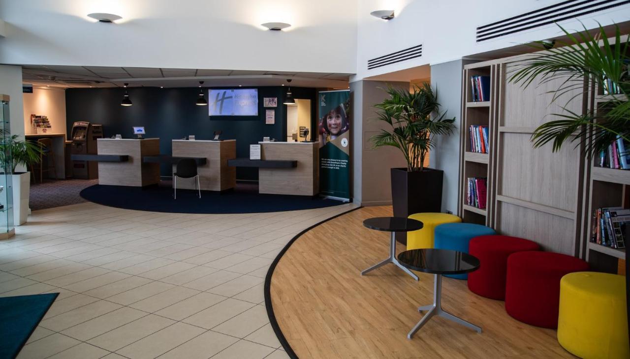 Holiday Inn Express London Stansted Airport By Ihg Stansted Mountfitchet Buitenkant foto