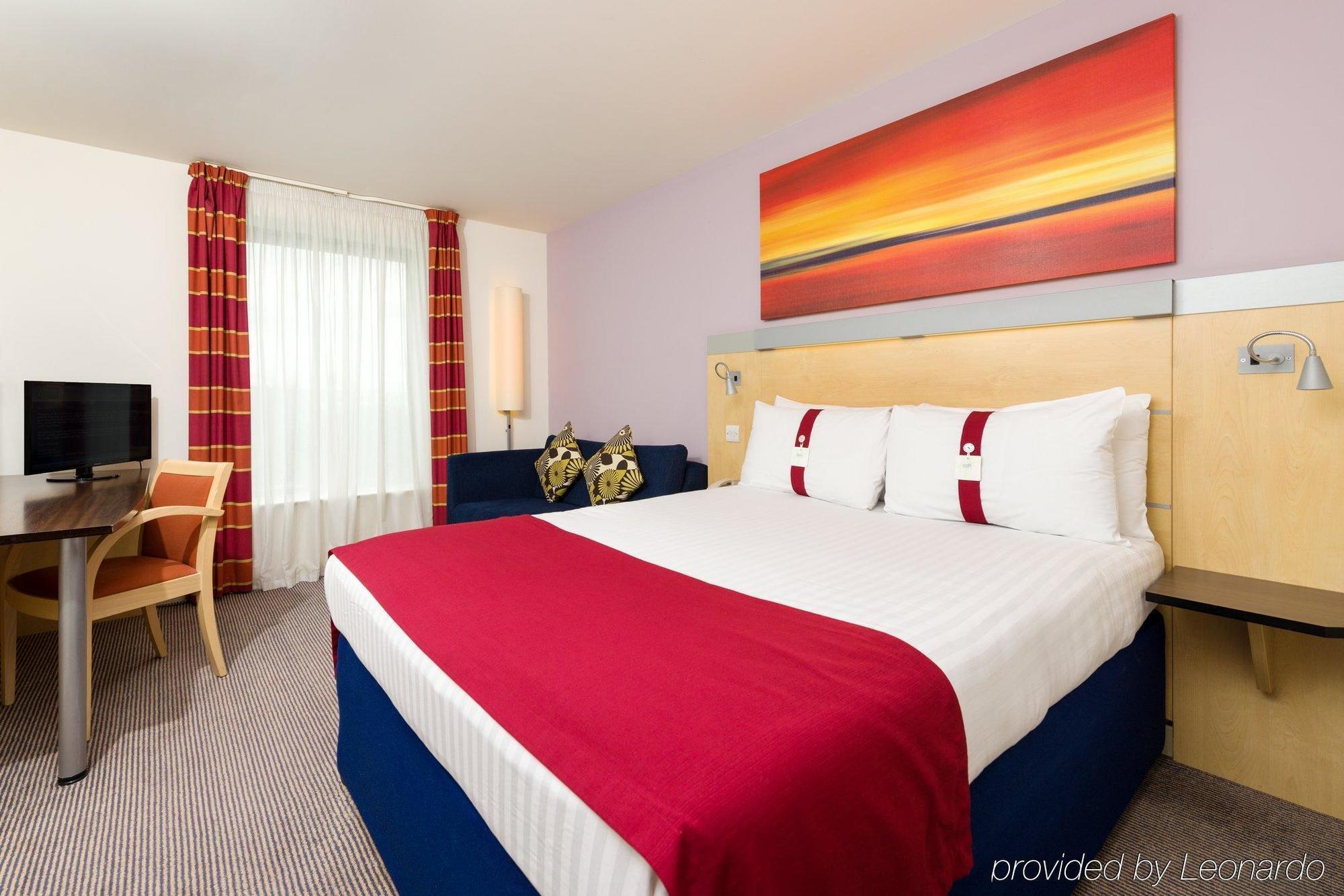 Holiday Inn Express London Stansted Airport By Ihg Stansted Mountfitchet Buitenkant foto