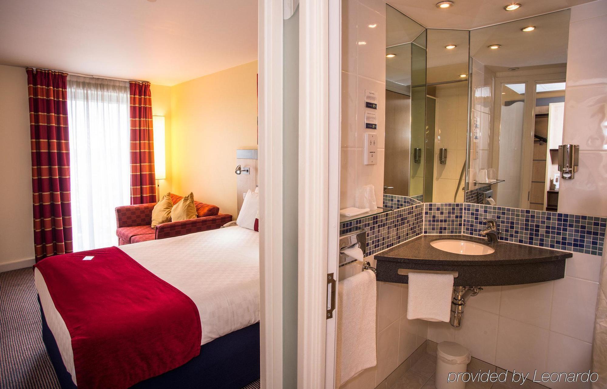 Holiday Inn Express London Stansted Airport By Ihg Stansted Mountfitchet Buitenkant foto
