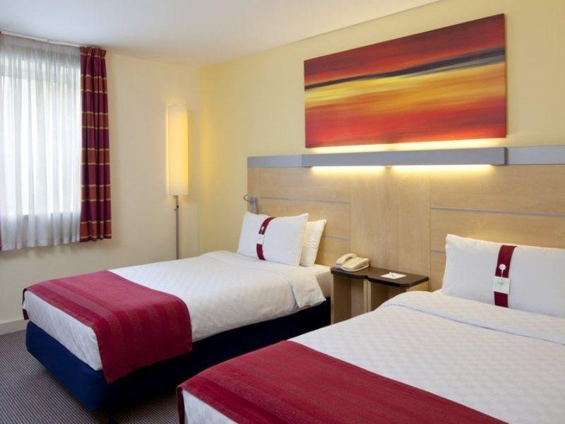 Holiday Inn Express London Stansted Airport By Ihg Stansted Mountfitchet Buitenkant foto