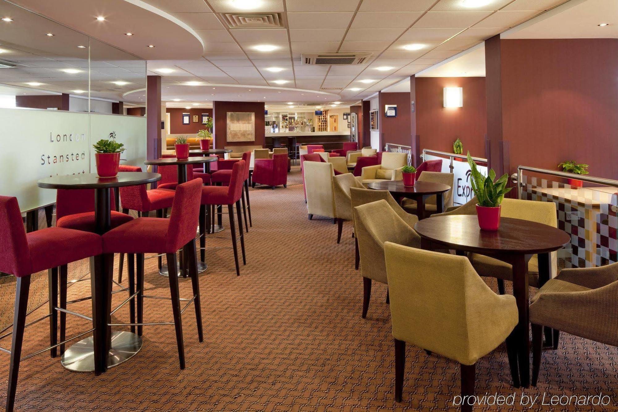 Holiday Inn Express London Stansted Airport By Ihg Stansted Mountfitchet Buitenkant foto